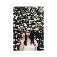 Plakat bez ramy 21x30 - Kobieta w Krzewie Kwiatów - krzak z kwiatami, schowana za nim kobieta
