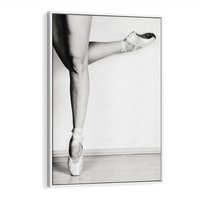 Obraz w ramie 70x100 - Tańcząca Delikatność - artystyczne zdjęcie, odcienie szarości - rama biała