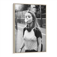 Obraz w ramie 80x120 - Letnia Młodość - nowoczesna fotografia, czarno biała - rama drewno