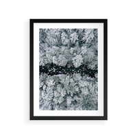 Plakat w ramie 50x70 - Zimowy Krajobraz z Góry - zdjęcie z góry, zaśnieżony las i zamarznięty strumyk - rama czarna