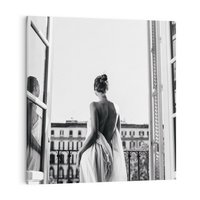 Obraz na płótnie 60x60 - Poranki w Paryżu - czarno białe zdjęcie, kobieta w prześcieradle na balkonie