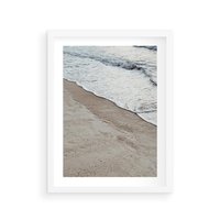 Plakat w ramie 30x40 - Brzeg Morza: Malownicza Plaża i Fale - morze, plaża - rama biała