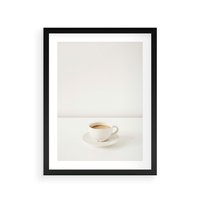 Plakat w ramie 30x40 - Kawa w Prostocie - kawa w filizance, białe tłó - rama czarna