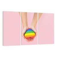 Obraz na płótnie 120x80 - Miłość na Dłoniach - zdjęcie, dłonie trzymają ulepione tęczowe serce