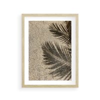 Plakat w ramie 30x40 - Plażowa Idylla - palma, cień na piasku - rama drewno