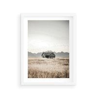Plakat w ramie 40x50 - Wiejska Idylla - stary drewniany dom w polu suchej trawy, fotografia - rama biała