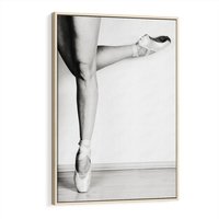 Obraz w ramie 80x120 - Tańcząca Delikatność - artystyczne zdjęcie, odcienie szarości - rama drewno