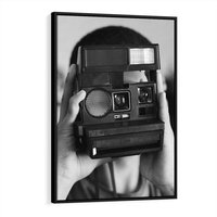Obraz w ramie 70x100 - Mężczyzna za Aparatem - czarno białe zdjęcie, portret - rama czarna
