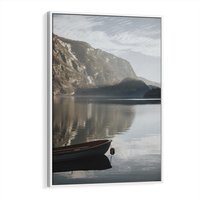 Obraz w ramie 70x100 - Refleksje Natury - morze, łódka - rama biała