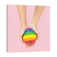 Obraz na płótnie 70x70 - Miłość na Dłoniach - zdjęcie, dłonie trzymają ulepione tęczowe serce