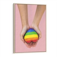 Obraz w ramie 80x120 - Miłość na Dłoniach - zdjęcie, dłonie trzymają ulepione tęczowe serce - rama drewno