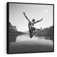 Obraz w ramie 50x50 - Beztroska Chwila - czarno biała fotografia, mężczyzna wesoło wskakuje do keziora w górach - rama czarna