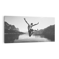 Obraz na płótnie 120x60 - Beztroska Chwila - czarno biała fotografia, mężczyzna wesoło wskakuje do keziora w górach
