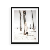Plakat w ramie 30x40 - Plażowy Relaks - deska surfingowa, oparta o palmę - rama czarna