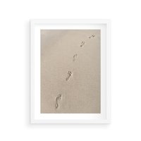 Plakat w ramie 40x50 - Ślady na Złocistym Piasku - piasek, ślady stóp na piasku - rama biała