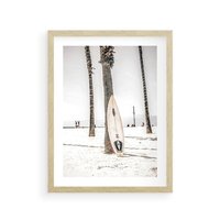 Plakat w ramie 50x70 - Plażowy Relaks - deska surfingowa, oparta o palmę - rama drewno