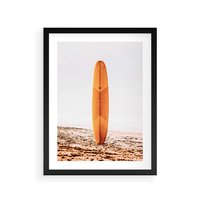 Plakat w ramie 50x70 - Deska w Piasku: Gotowa na Fale - plaża, pomarańczowa deska surfingowa wbita w piasek - rama czarna