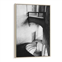 Obraz w ramie 50x70 - Po Schodach w Dół - czarno białą fotgrafia, zakręcone schody w starek kamienicy - rama drewno