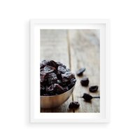 Plakat w ramie 30x40 - Smakowite rodzynki na talerzu - rodzynki, jedzenie - rama biała