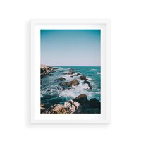 Plakat w ramie 40x50 - Dramatyczna Sceneria: Fale i Skały nad Morzem - morze, fale - rama biała