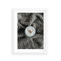 Plakat w ramie 40x50 - Relaks z Kawą i Kocem - ciepły wełniany koc, kawa z bitą śmietaną - rama biała