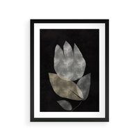 Plakat w ramie 40x50 - Nocne Uniesienia - abstrakcyjny kwiat, mroczna atmosfera - rama czarna