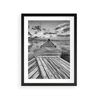 Plakat w ramie 30x40 - Pomost nad Morzem - pomost, morze - rama czarna