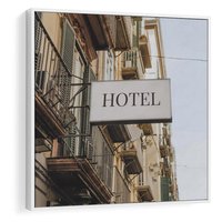 Obraz w ramie 50x50 - Magiczne Spacery - hotel, uliczka - rama biała