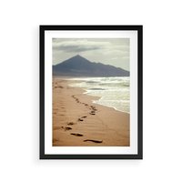 Plakat w ramie 40x50 - Ślady stóp na plaży - plaża, ślady - rama czarna