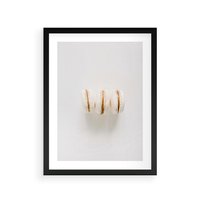 Plakat w ramie 40x50 - Delikatność w Bieli - białe ciateczka. makaroniki, minimalistyczne zdjęcie - rama czarna