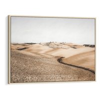 Obraz w ramie 70x50 - Refleksyjny taniec myśli - pustynny krajobraz, odcienie sepii - rama drewno