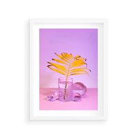 Plakat w ramie 30x40 - Neonowy Liść Palmy na Fotografii - neonowa fotografia, liść palmy w szklance - rama biała