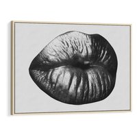 Obraz w ramie 100x70 - Srebrna Moc Wyrazu - srebrne usta, zbliżenie - rama drewno
