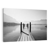 Obraz na płótnie 120x80 - Spokojna Przystań - czarno biała fotografia, drewniany pomost na jeziorze