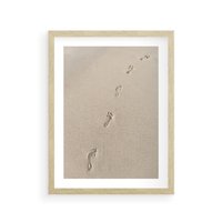 Plakat w ramie 50x70 - Ślady na Złocistym Piasku - piasek, ślady stóp na piasku - rama drewno