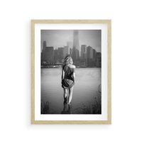 Plakat w ramie 40x50 - Kapiel w Mieście - czarno białe zdjęcie, kobieta wchodzi do wody - rama drewno