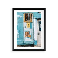 Plakat w ramie 30x40 - Nostalgiczna Podróż - stara przyczepa kempingowa, niebieskie kolory - rama czarna