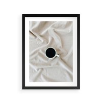 Plakat w ramie 30x40 - Poranek z Kawą - kawa filiżanka w białej pościeli - rama czarna