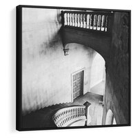 Obraz w ramie 50x50 - Po Schodach w Dół - czarno białą fotgrafia, zakręcone schody w starek kamienicy - rama czarna