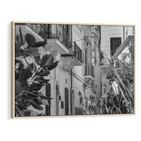 Obraz w ramie 70x50 - Nadmorska Uliczka - czarno białe zdjecie, uliczka w nadmorskim mieście - rama drewno