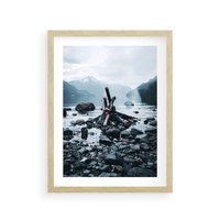 Plakat w ramie 40x50 - To ujęcie jeziora w górach z zgaszonym ogniskiem nad brzegiem, tworząc atmosferę spokoju i refleksji w otoczeniu przyrody. - jezioro w górach, zgaszone ognisko - rama drewno