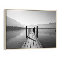 Obraz w ramie 70x50 - Spokojna Przystań - czarno biała fotografia, drewniany pomost na jeziorze - rama drewno