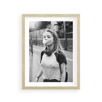 Plakat w ramie 50x70 - Letnia Młodość - nowoczesna fotografia, czarno biała - rama drewno