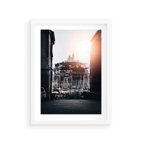 Plakat w ramie 50x70 - Światło Portowe - czarno białe zdjecie, uliczka w nadmorskim mieście - rama biała
