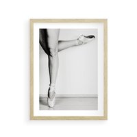 Plakat w ramie 40x50 - Tańcząca Delikatność - artystyczne zdjęcie, odcienie szarości - rama drewno
