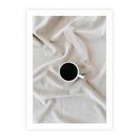 Plakat bez ramy 21x30 - Poranek z Kawą - kawa filiżanka w białej pościeli