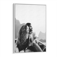 Obraz w ramie 50x70 - Księga mglistych marzeń - czarno biała fotografia, para zakochanych w łodzi - rama biała