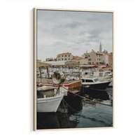 Obraz w ramie 80x120 - Malowniczy Krajobraz Morski - morze, łódki - rama drewno