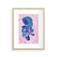 Plakat w ramie 50x70 - Rozkwitające marzenia - abstrakcyjna kompozycja, niebieska ośmiornica wśród różowej roślinnośći - rama drewno