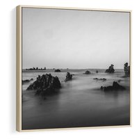 Obraz w ramie 50x50 - Harmonia świateł i cieni - zamglona dzika plaża, skały na plaży - rama drewno